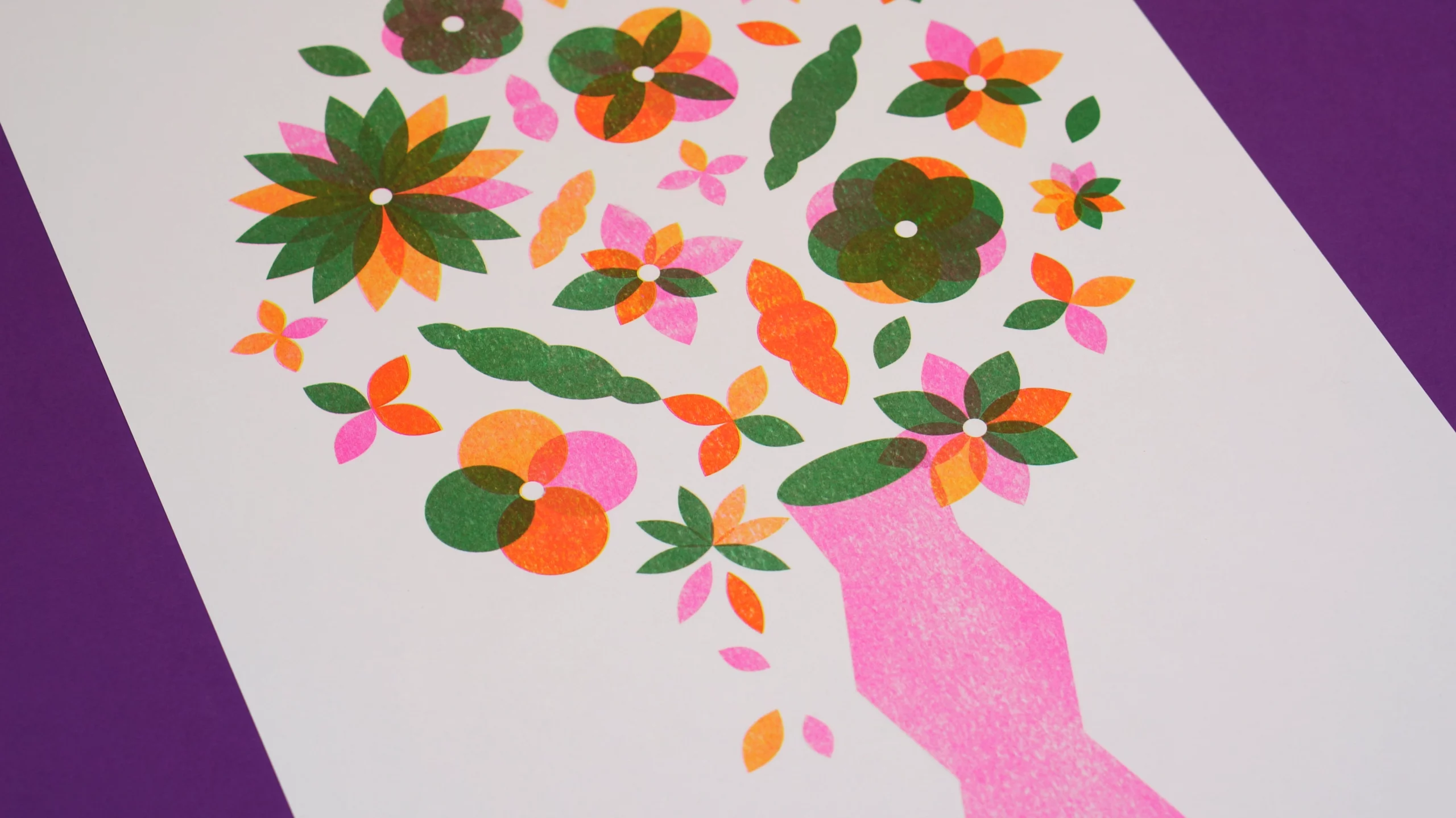 Illustration en risographie représetant un bouquet de fleurs graphiques