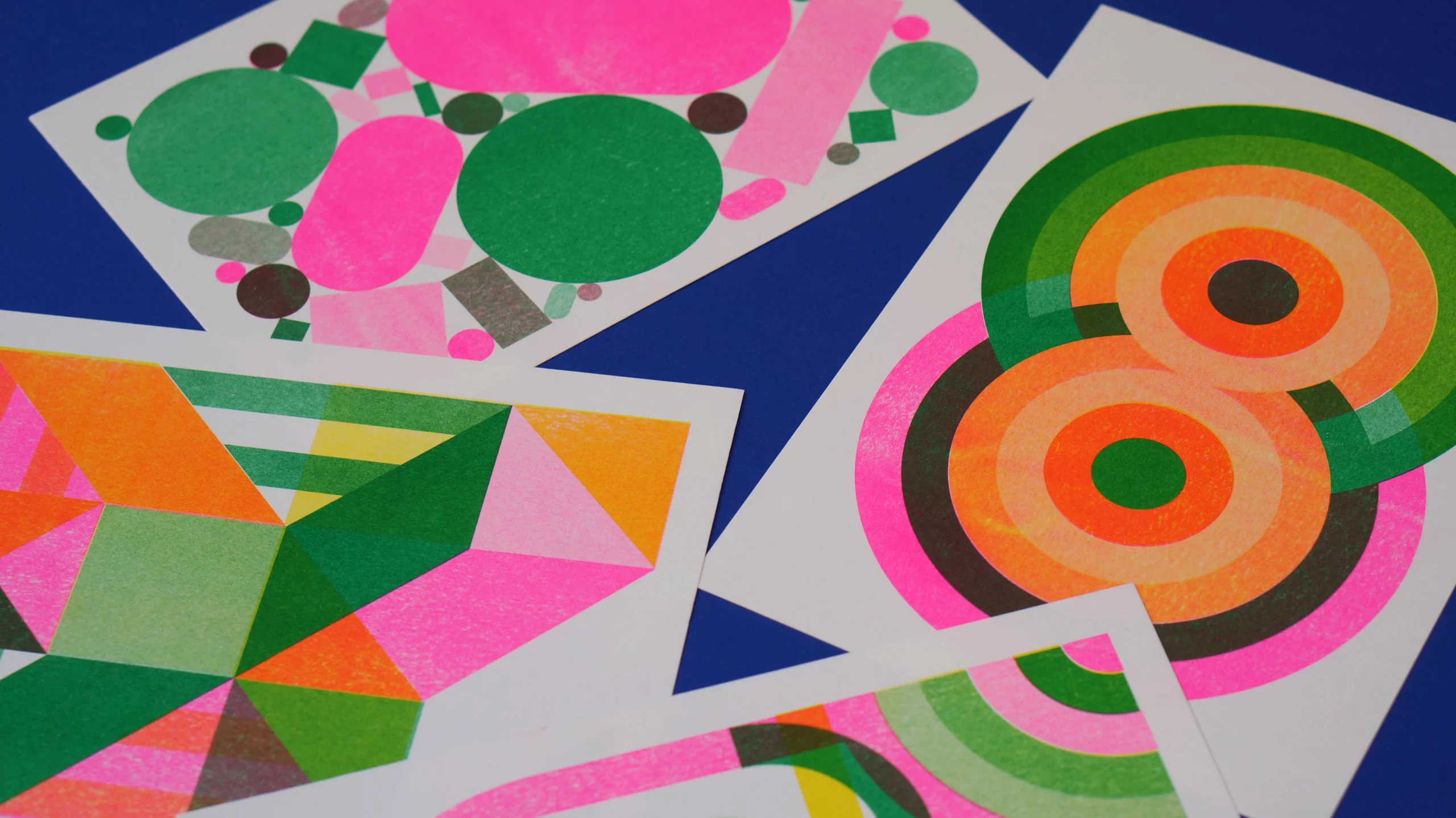 Illustrations en risographie : jeu de formes et de couleurs